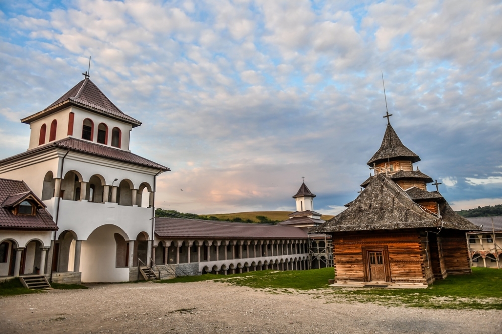 Poveşti mai puţin ştiute despre trei dintre cele mai vizitate mănăstiri din Moldova