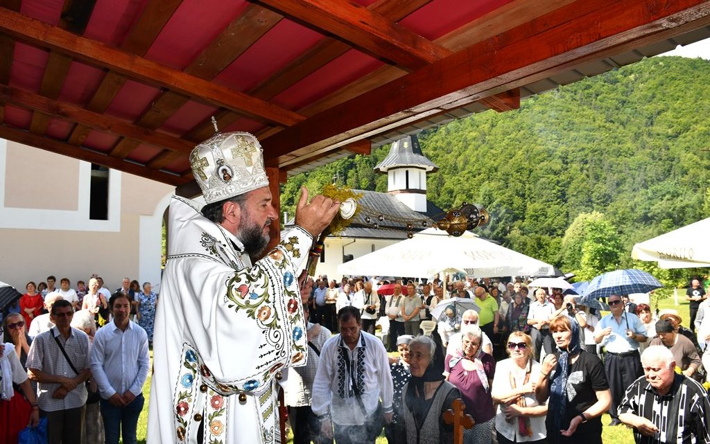 Hramul Mănăstirii Poiana Mărului